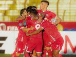 pemain-persis-solo-memeluk-irfan-bachdim-71-yang-sukses-mencetak-gol-ke-gawang-persib.jpg