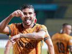 pemain-pinjaman-bhayangkara-fc-dari-madura-united-junior-brandao-diam-diam-top-skor.jpg