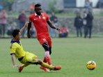 pemain-pra-pon-dki-halangi-laju-greg-nwokolo_20150326_115717.jpg