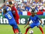 pemain-prancis-dimitri-payet-mengawal-ketat_20160711_083326.jpg