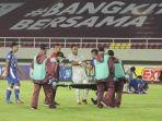 pemain-pscs-cilacap-dan-pemain-psim-jogja-saling-bergandengan-di-tengah-kerumunan-tim-medis.jpg