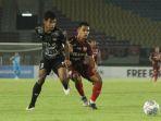 pemain-psg-pati-syahrul-dan-pemain-persis-solo-miftahul-hamdi-berebut-bola.jpg