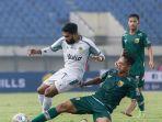pemain-psim-jogja-rifal-lastori-berduel-dengan-bek-persikab-bandung.jpg