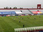 pemain-psis-semarang-berebut-bola-dengan-pemain-persik-kediri.jpg