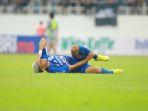 pemain-psis-semarang-vitinho-mengalami-cedera-saat-melawan-persebaya-surabaya.jpg