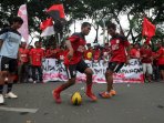 pemain-psm-makassar-bermain-sepak-bola-di-jalan_20150502_161252.jpg