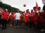 pemain-psm-makassar-bermain-sepak-bola-di-jalan_20150502_161730.jpg