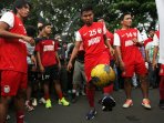 pemain-psm-makassar-bermain-sepak-bola-di-jalan_20150502_161909.jpg