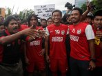 pemain-psm-makassar-bermain-sepak-bola-di-jalan_20150502_162158.jpg