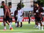 pemain-psm-makassar-pemanasan-jelang-lawan-madura-united_20220110_014043.jpg