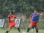 pemain-psm-makassar-rasyid-bakrie-dan-fajar-handika.jpg