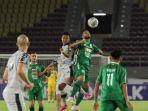 pemain-pss-sleman-juninho-berduel-udara-dengan-pemain-persikabo-roni-sugeng.jpg