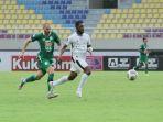 pemain-pss-sleman-nemanja-kojic-berebut-bola-dengan-bek-persipura-jayapura-donni-monim.jpg