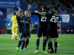 pemain-real-madrid-berpelukannnn_20170406_044753.jpg