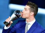 pemain-real-madrid-cristiano-ronaldo-mencium-trofi-pemain-pria-terbaik-fifa-2016_20170818_043800.jpg