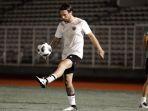pemain-senior-marc-klok-saat-mengikuti-latihan-timnas-u-23-indonesia.jpg
