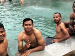 pemain-sriwijaya-fc-berendam-di-kolam-air-panas-lembang_20180123_201452.jpg