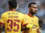 pemain-sriwijaya-fc-zulfiandi-kiri-dan-patrich-wanggai_20180221_021726.jpg