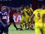 pemain-sriwijjaya-fc-memprotes-keputusan-wasit_20170227_121716.jpg