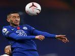 pemain-tengah-chelsea-asal-maroko-hakim-ziyech-melompat-untuk-menyundul-bola.jpg
