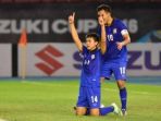 pemain-thailand-sarawut-masuk-mencetak-gol-ke-gawang_20161125_222747.jpg