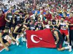 pemain-tim-voli-turki-foto-bersama-merayakan-juara-fivb-challenger-cup-2023.jpg