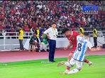 pemain-timnas-indonesia-asnawi-mangkualam-dan-pemain-timnas-argentina-marcos-acuna.jpg