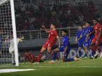 pemain-timnas-indonesia-jens-raven-mencetak-gol-ke-gawang-thailand-di-final.jpg