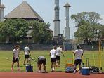 pemain-timnas-indonesia-menjalani-latihan-di-stadion-sriwedari-minggu-1092023-siang.jpg
