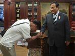 pemain-timnas-indonesia-pratama-arhan-menyalami-menteri-pertahanan-prabowo-subianto-2.jpg