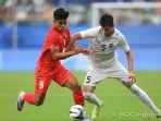 pemain-timnas-indonesia-ramadhan-sananta-dan-pemain-uzbekistan-mukhammadkodir-khamraliev.jpg