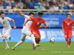 pemain-timnas-indonesia-ramadhan-sananta-tengah-berebut-bola-dengan-pemain-uzbekistan.jpg