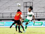 pemain-timnas-indonesia-ronaldo-kwateh-duel.jpg