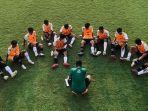 pemain-timnas-indonesia-sedang-mendapatkan-pengarahan-dari-pelatih.jpg