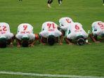 pemain-timnas-indonesia-sujud-syukur.jpg