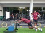 pemain-timnas-indonesia-u-20-meshaal-osman-sedang-melakukan-prowler-push.jpg
