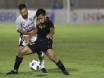 pemain-timnas-indonesia-u-23-osvaldo-haay-berduel-dengan-pemain-bali-united-diego-assis.jpg
