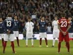 pemain-timnas-inggris-dan-timnas-prancis_20151120_081801.jpg