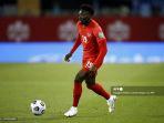 pemain-timnas-kanada-alphonse-davies-menggiring-bola.jpg