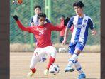 pemain-timnas-u-19-indonesia-berubut-bola.jpg