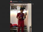 pemain-timnas-u-22-indonesia-witan-sulaiman-memamerkan-piala.jpg
