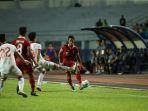 pemain-timnas-u23-indonesia-haykal-alhafiz-kanan-mengoper-bola.jpg