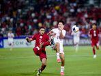 pemain-timnas-u23-indonesia-rafael-struick-beradu-kaki-dengan-pemain-qatar.jpg