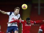 pemain-tottenham-harry-kane-berduel-dengan-pemain-liverpool-wijnaldum.jpg