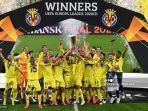 pemain-villarreal-merayakan-dengan-trofi-setelah-memenangkan-pertandingan.jpg