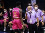 pemain-west-bandits-kolawole-dengan-coach-raoul-miguel.jpg