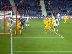 pemain-west-bromwich-albion-mencetak-gol-dari-luar-lapangan-dalam-pertandingan-piala-fa.jpg