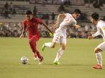 pemaintimnas-indonesia-u-23-asnawi-mangkualam-mencoba-melewati-dua-pemain-belakang-vietnam.jpg