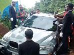 pemakaman-dengan-mobil-bmw-sebagai-petinya_20180614_081912.jpg