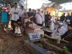pemakaman-ibu-dan-anak-di-tpu-limbungan-kota-palembang-sumsel.jpg